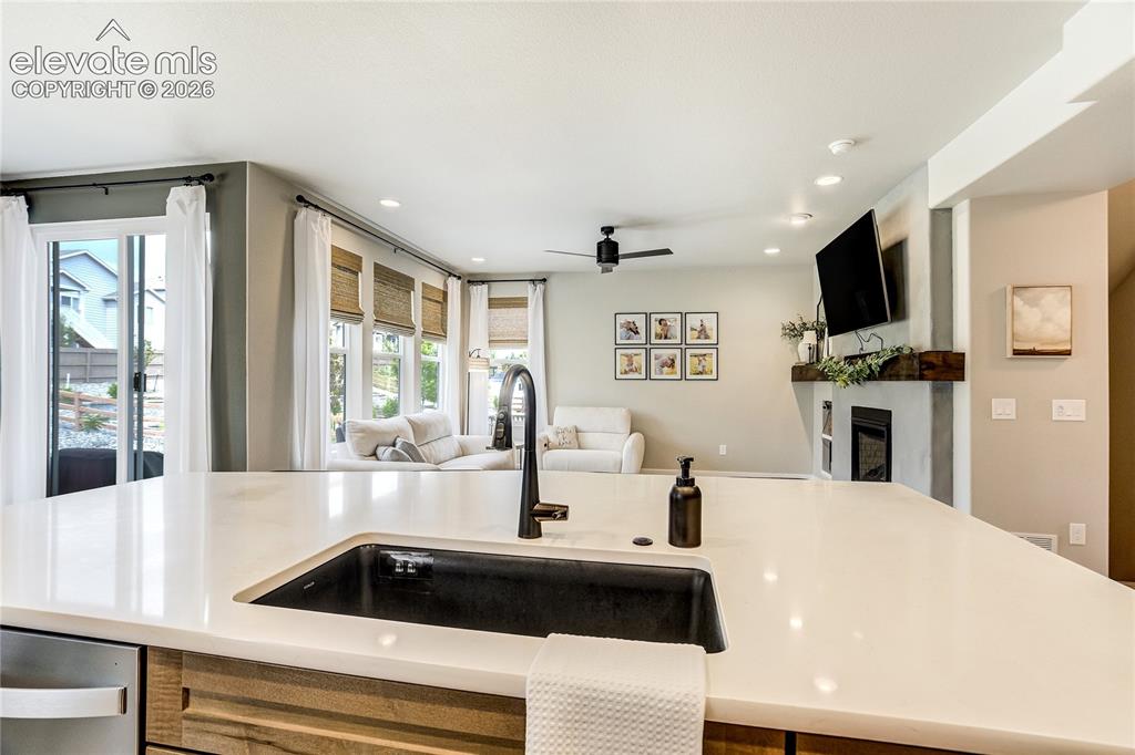 Image 16 of 50: Kitchen
