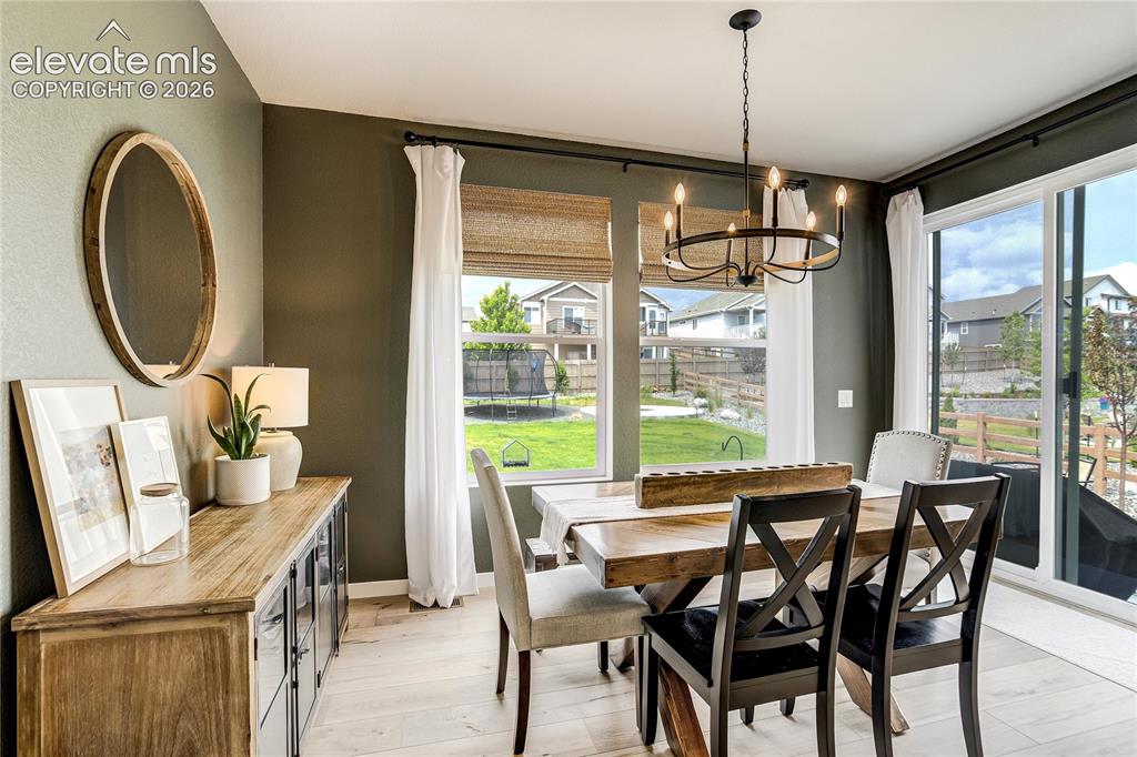 Image 18 of 50: Dining Area