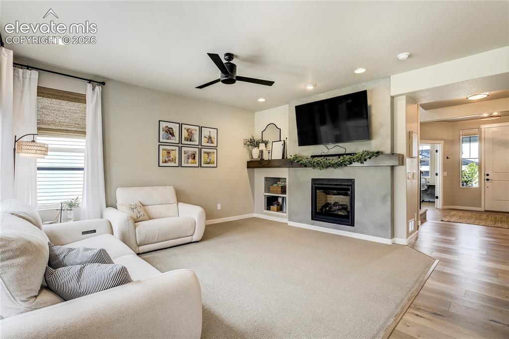 Image 9 of 50: Living Room