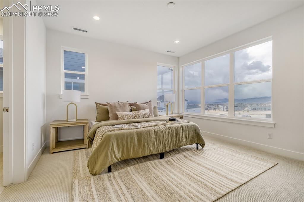 Image 6 of 18: Bedroom