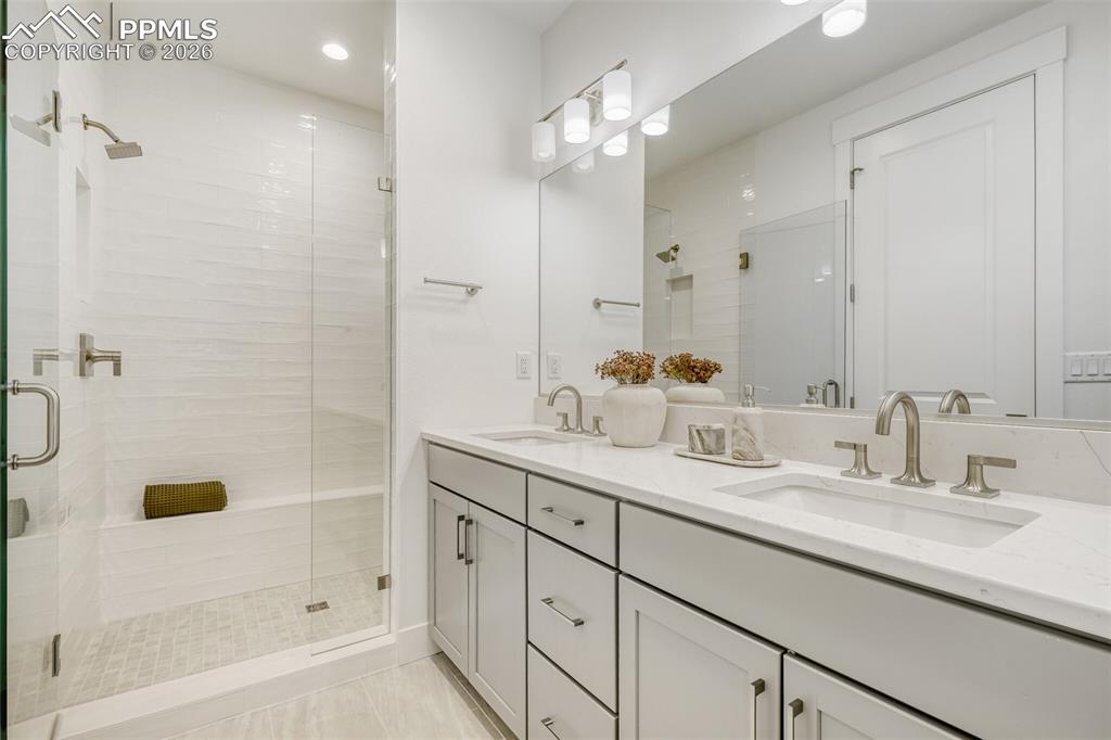 Image 7 of 18: Bathroom