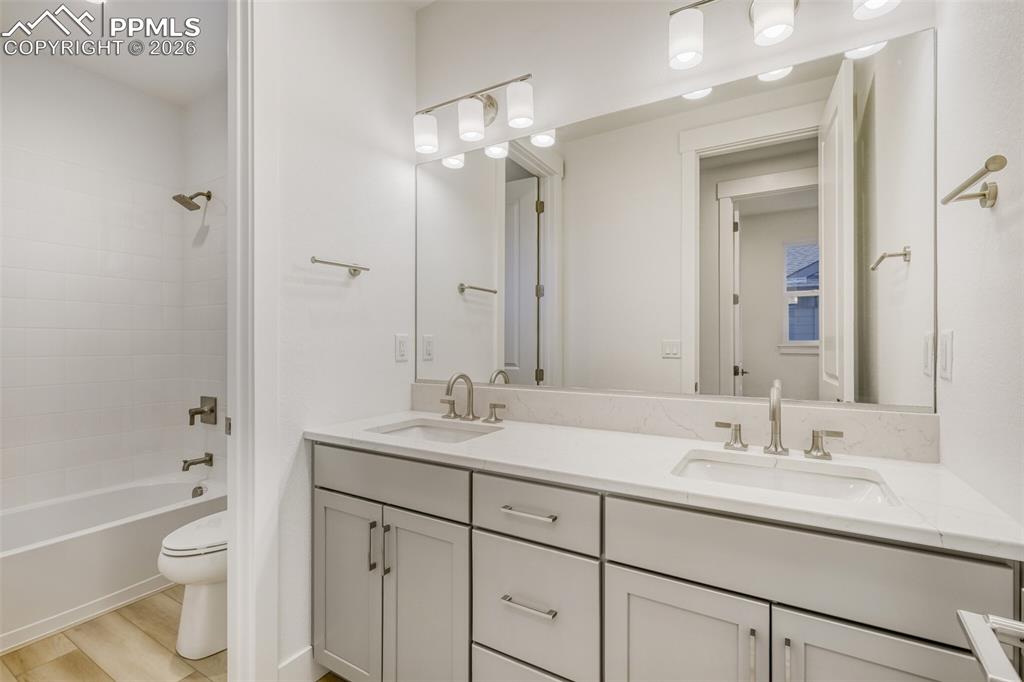 Image 9 of 18: Bathroom