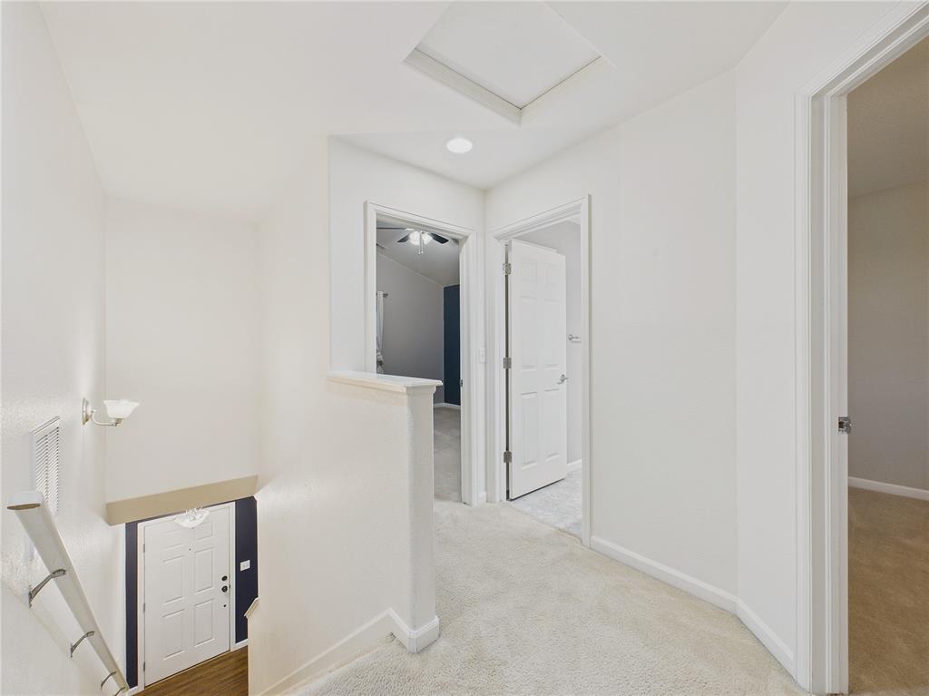 Image 14 of 25: Upstairs landing 