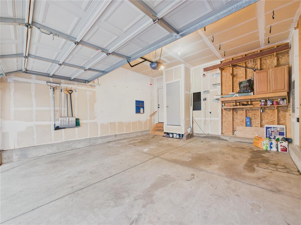 Image 21 of 25: Garage