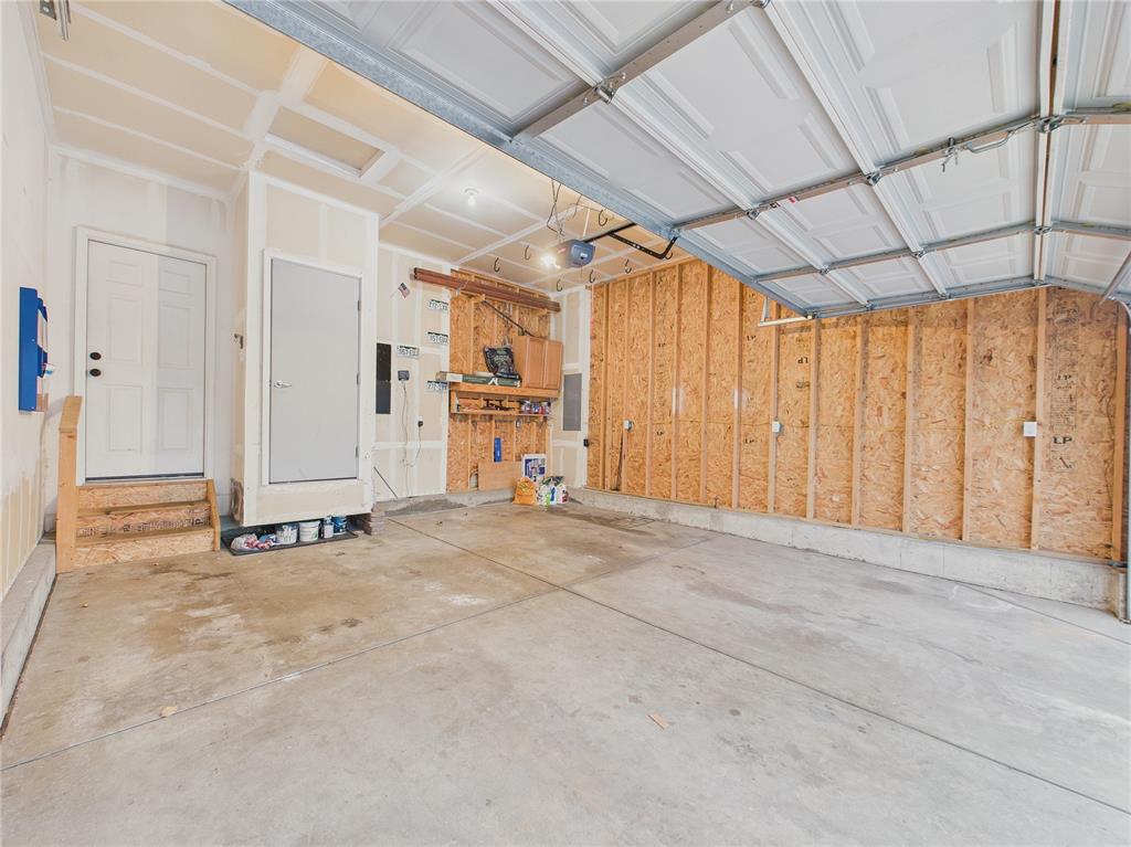 Image 22 of 25: Garage