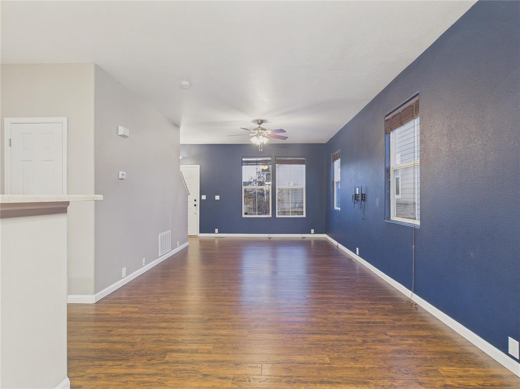 Image 8 of 25: Living Room