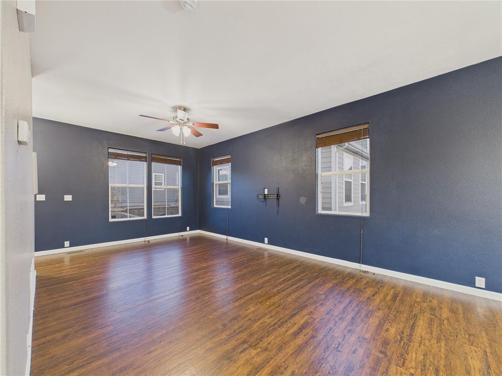 Image 9 of 25: Living Room