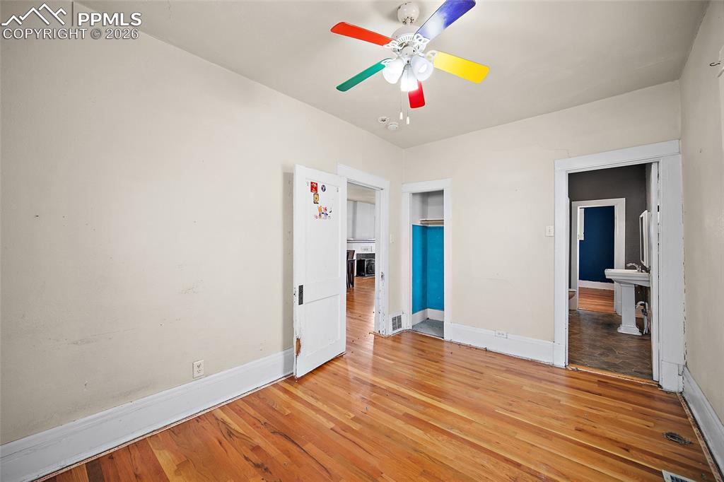 Image 10 of 30: Bedroom