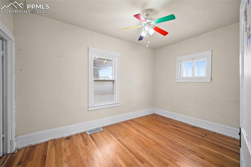 Image 11 of 30: Bedroom