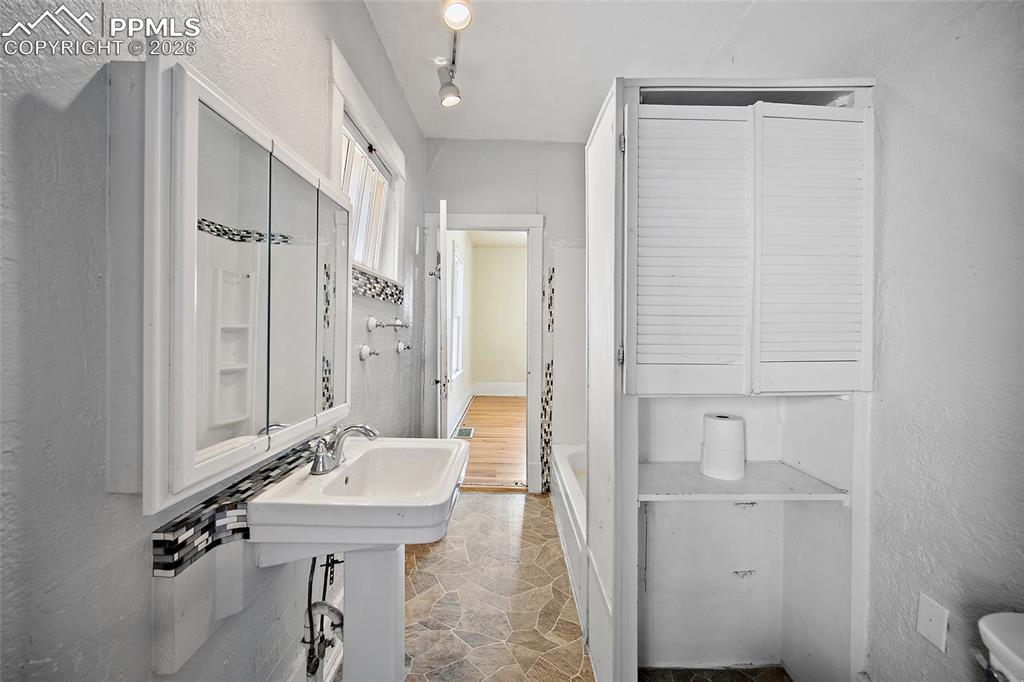 Image 12 of 30: Bathroom