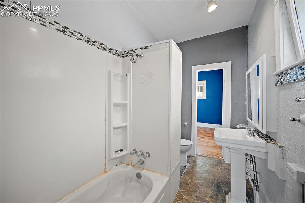 Image 13 of 30: Bathroom