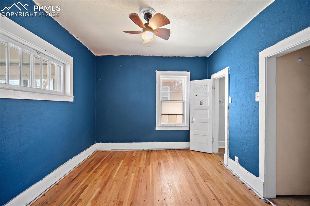 Image 14 of 30: Bedroom