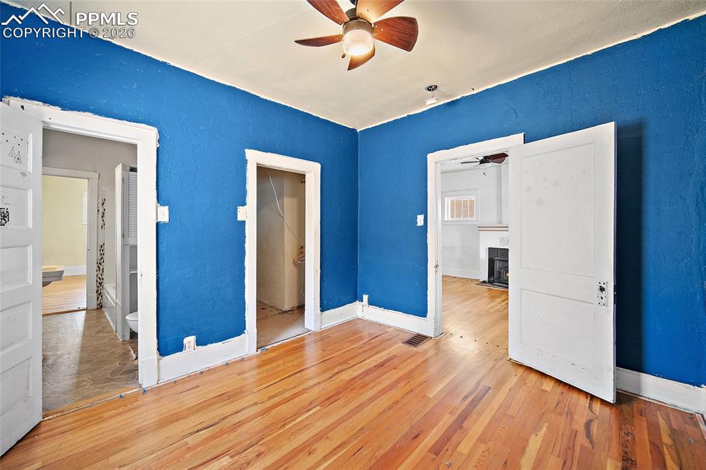 Image 15 of 30: Bedroom