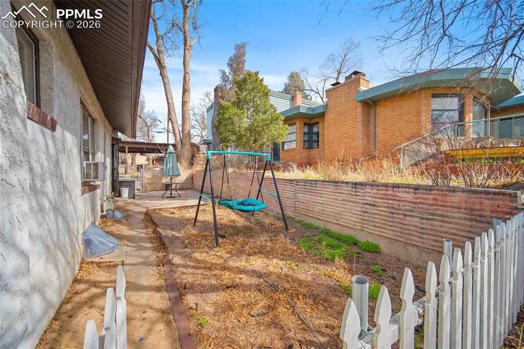 Image 17 of 30: Yard