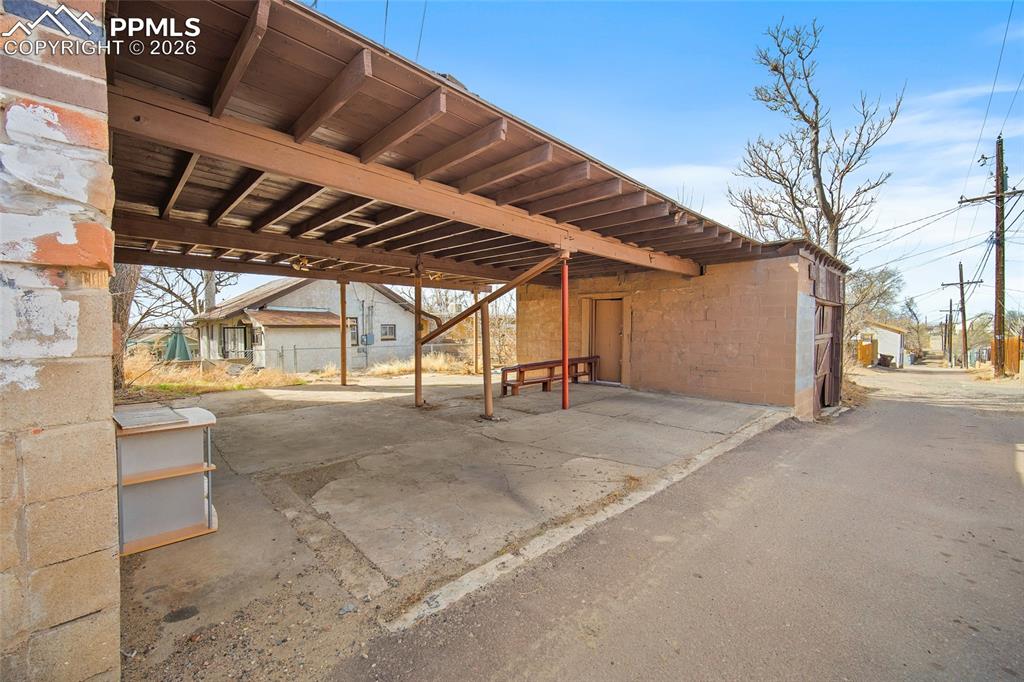 Image 20 of 30: Parking