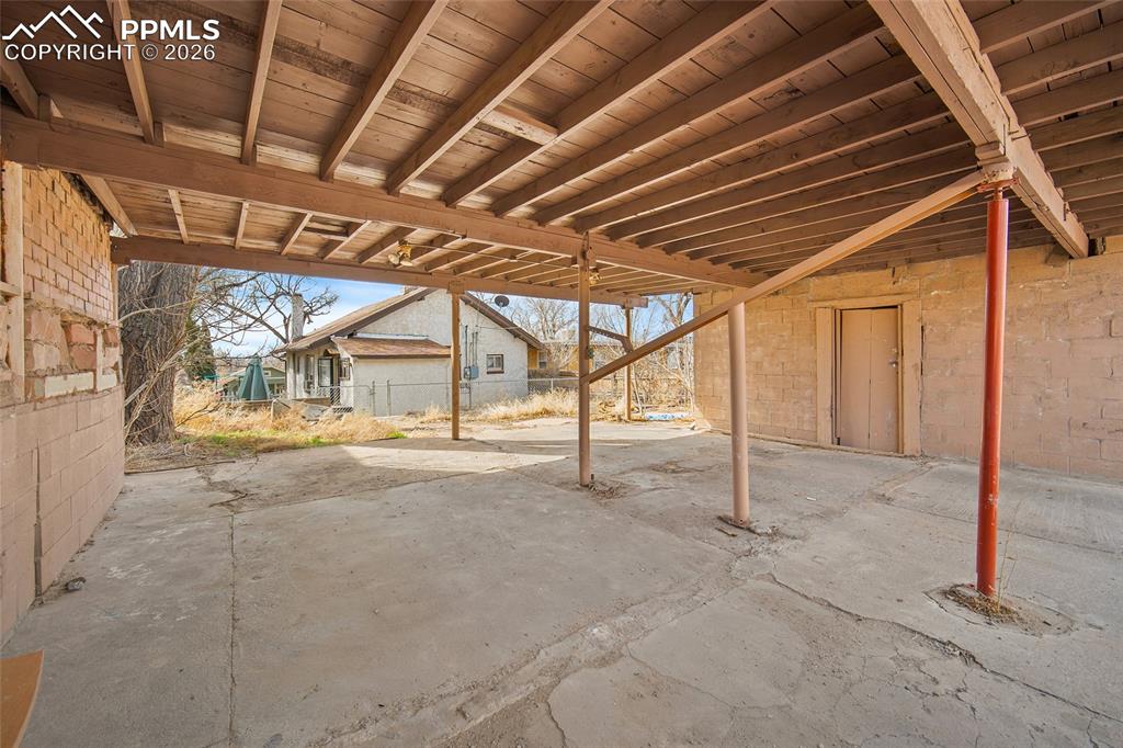 Image 21 of 30: Parking