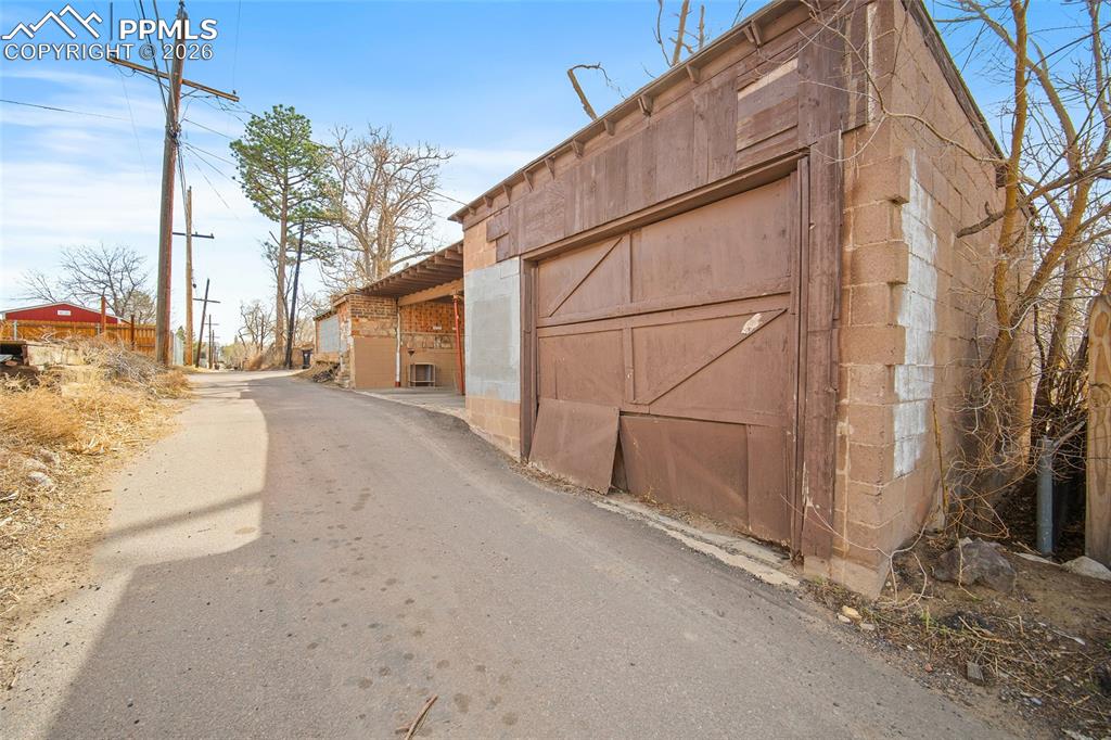 Image 22 of 30: Garage