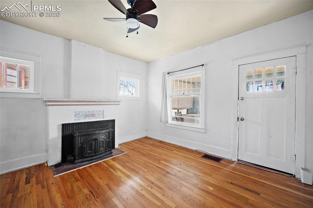 Image 3 of 30: Living Room