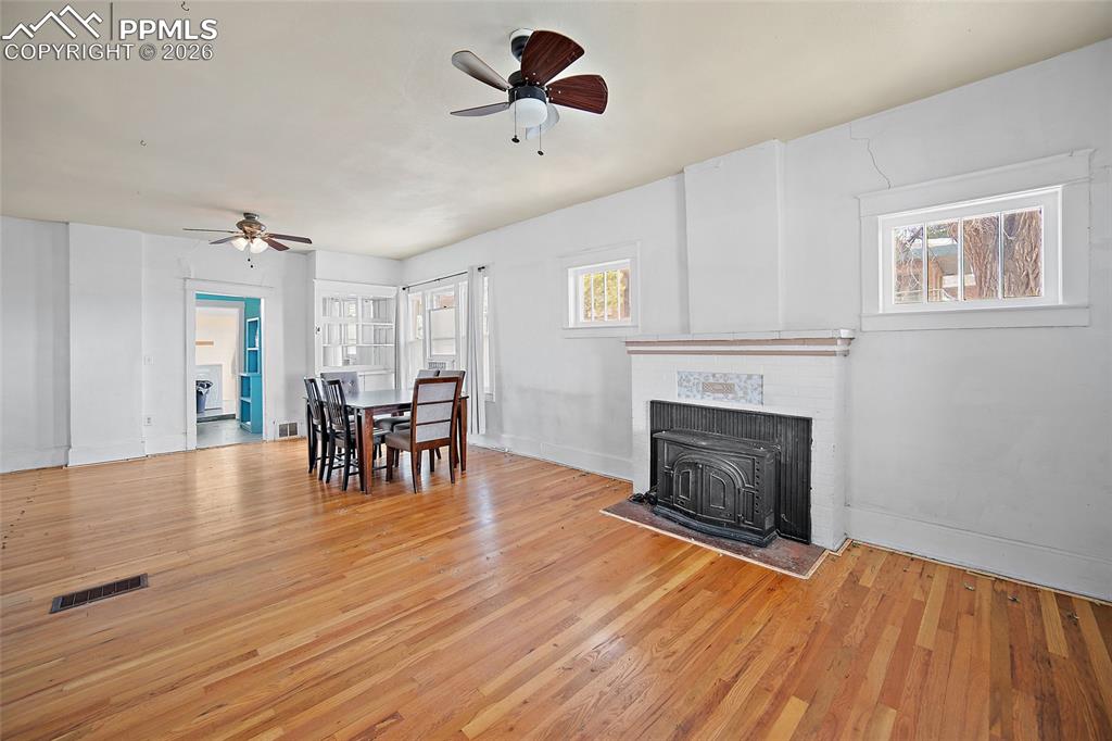 Image 4 of 30: Living Room