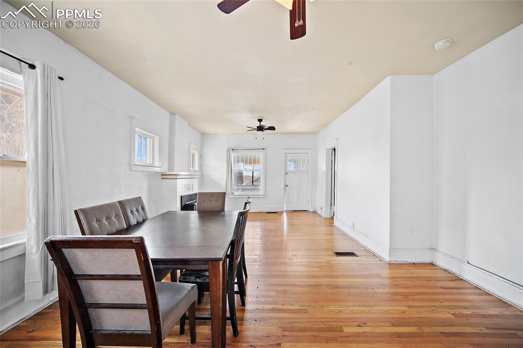 Image 6 of 30: Dining Area