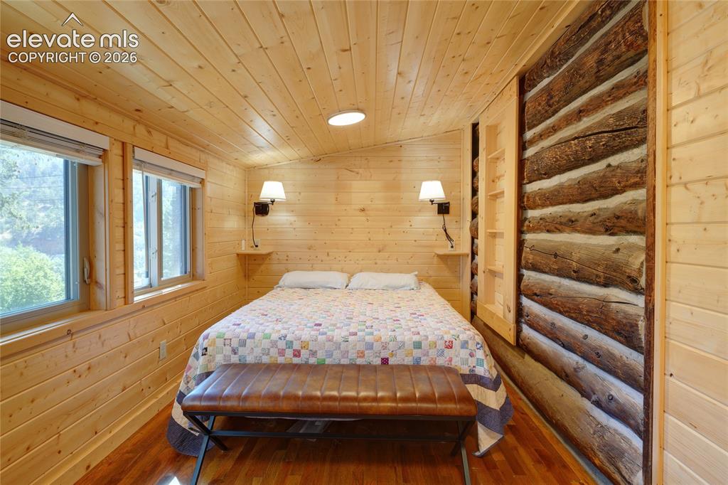 Image 11 of 29: Bedroom