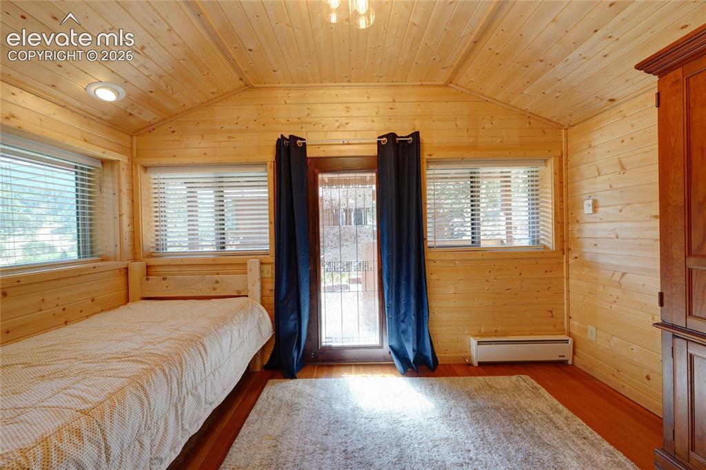 Image 18 of 29: Bedroom