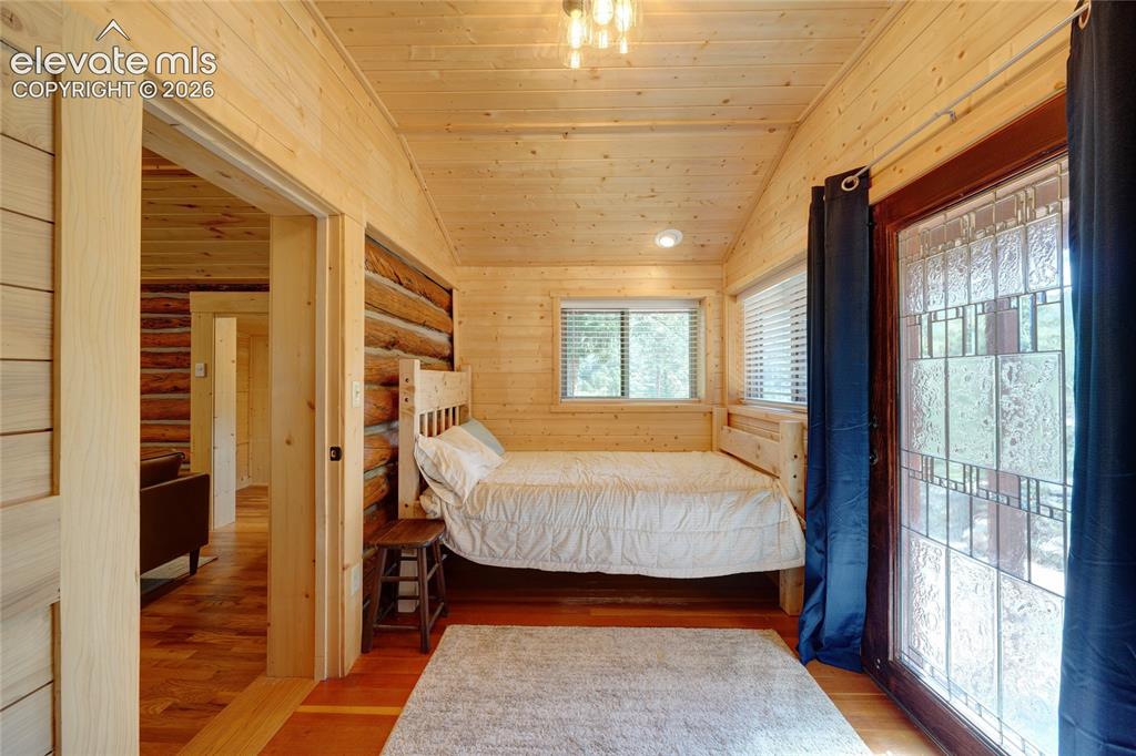 Image 19 of 29: Bedroom
