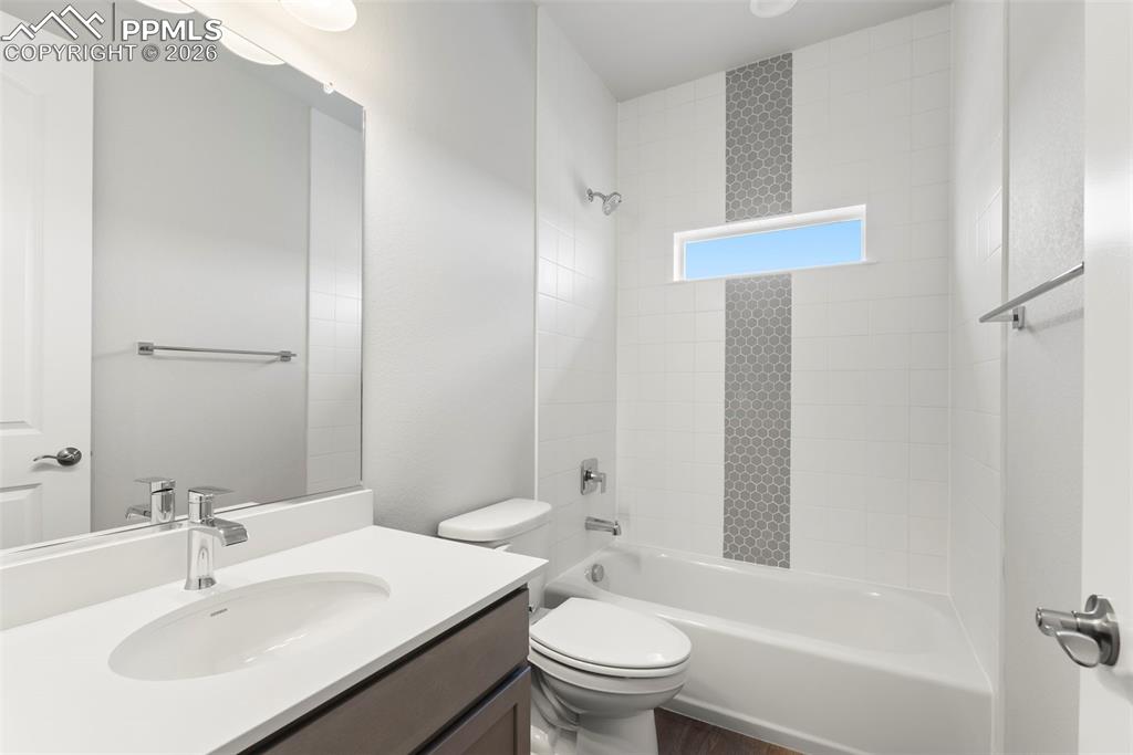 Image 17 of 50: Bathroom