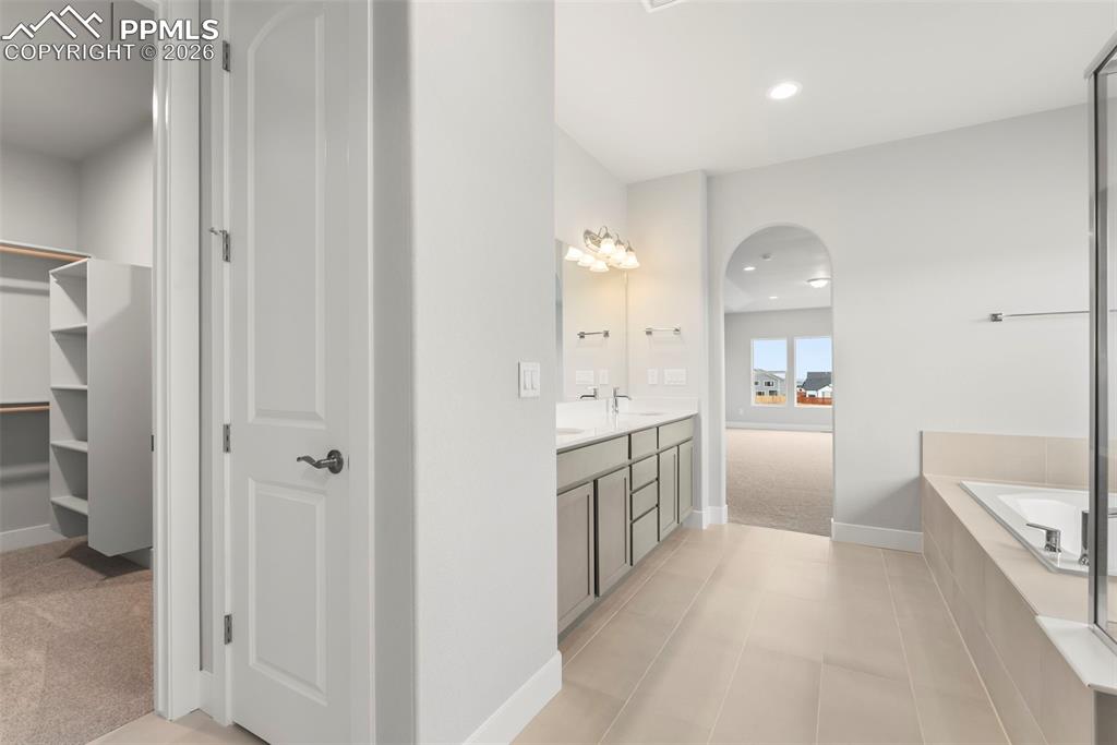 Image 27 of 50: Bathroom