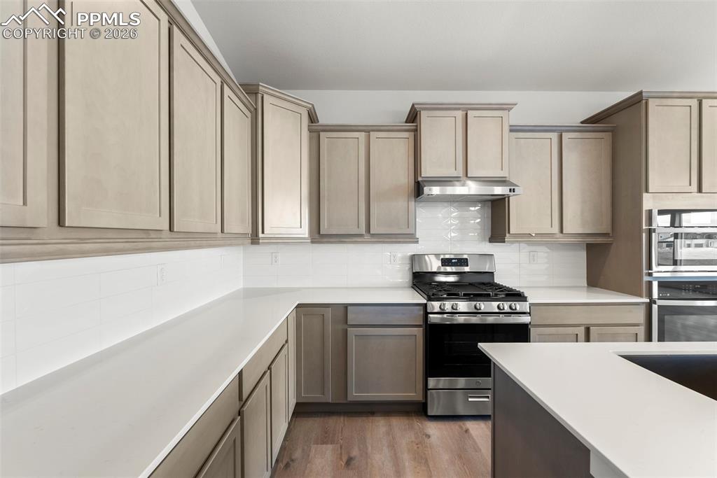 Image 9 of 50: Kitchen