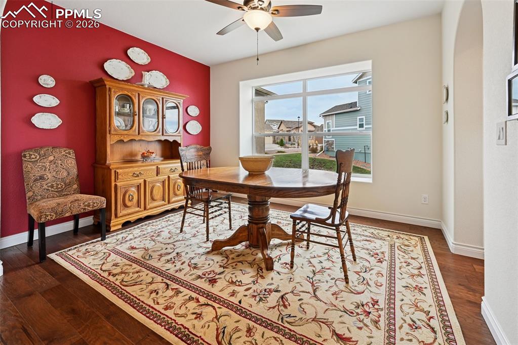 Image 21 of 49: Dining Area