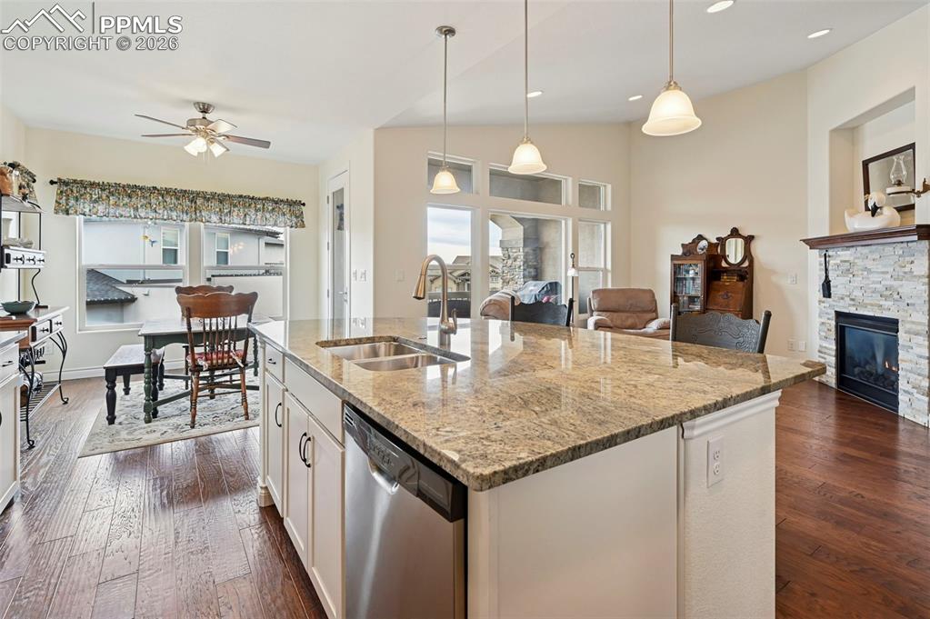 Image 34 of 49: Kitchen