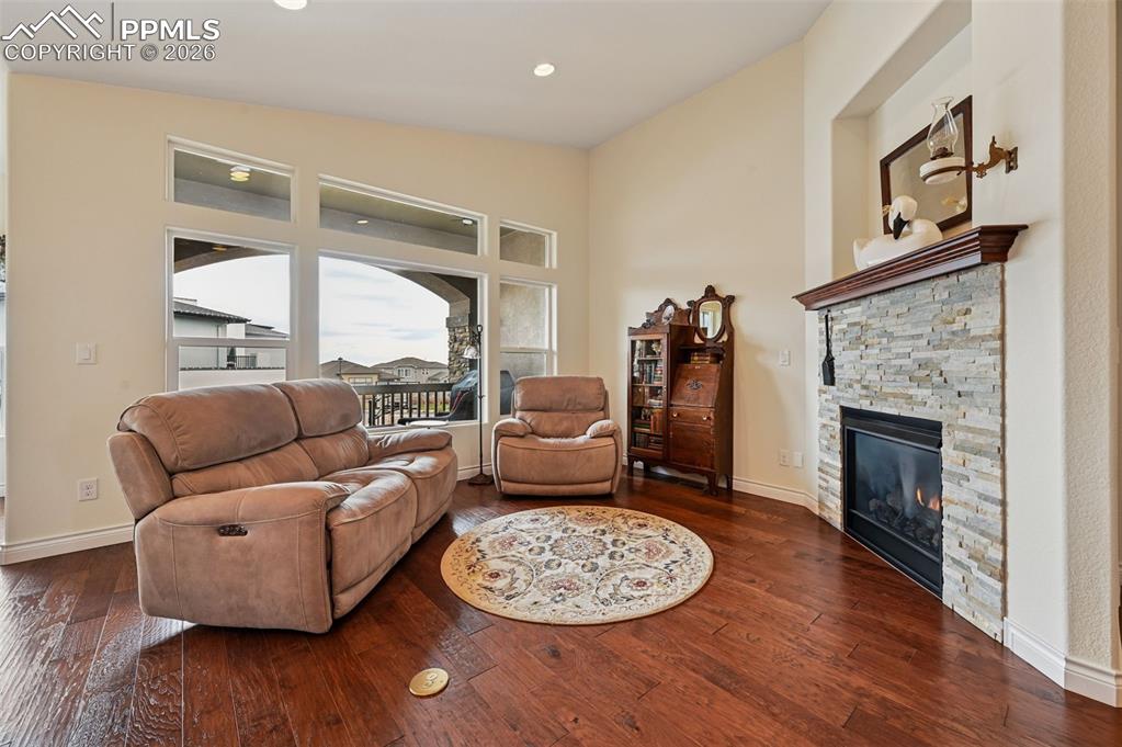 Image 35 of 49: Living Room