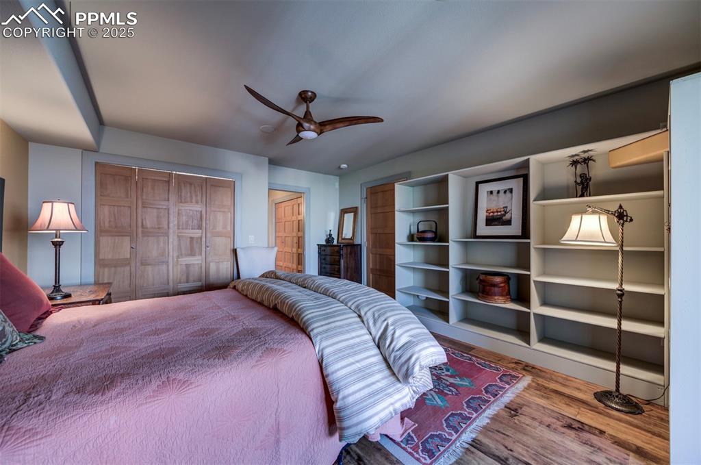 Image 10 of 13: Bedroom