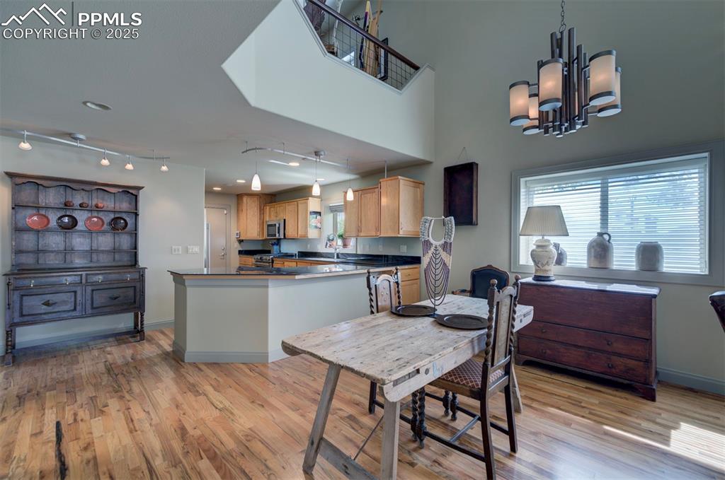 Image 11 of 13: Dining Area