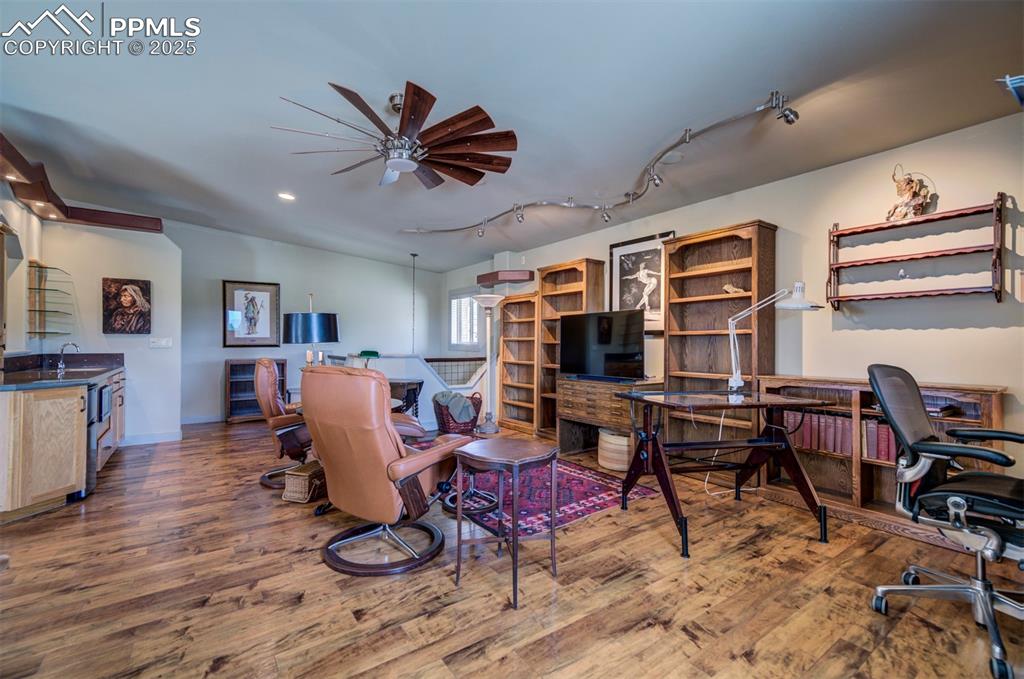 Image 12 of 13: Office