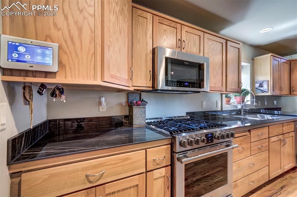 Image 5 of 13: Kitchen