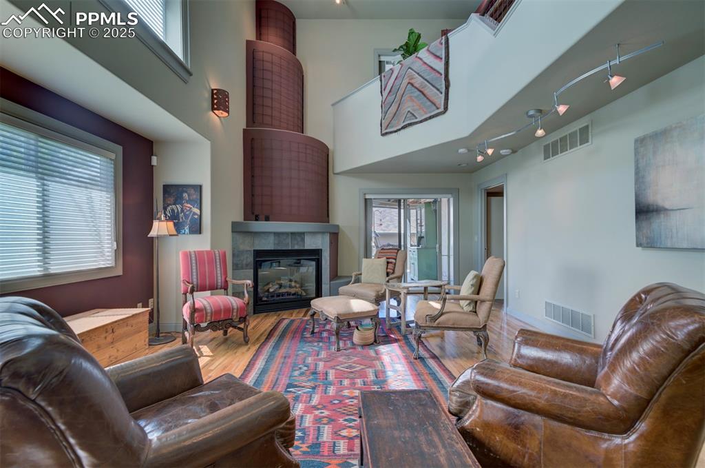 Image 6 of 13: Living Room