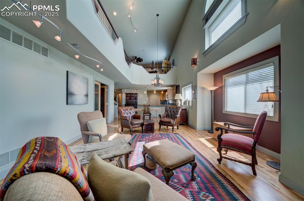 Image 7 of 13: Lobby