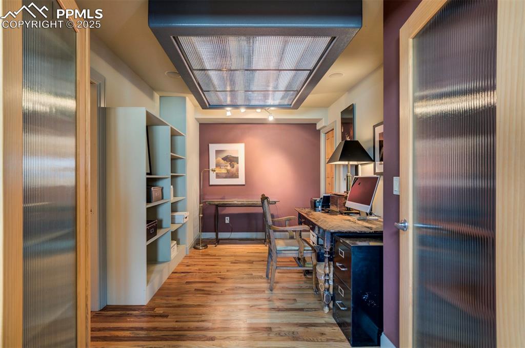 Image 9 of 13: Office