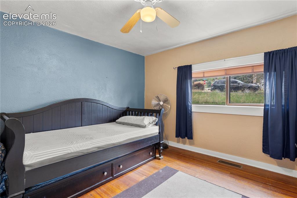 Image 13 of 30: Bedroom