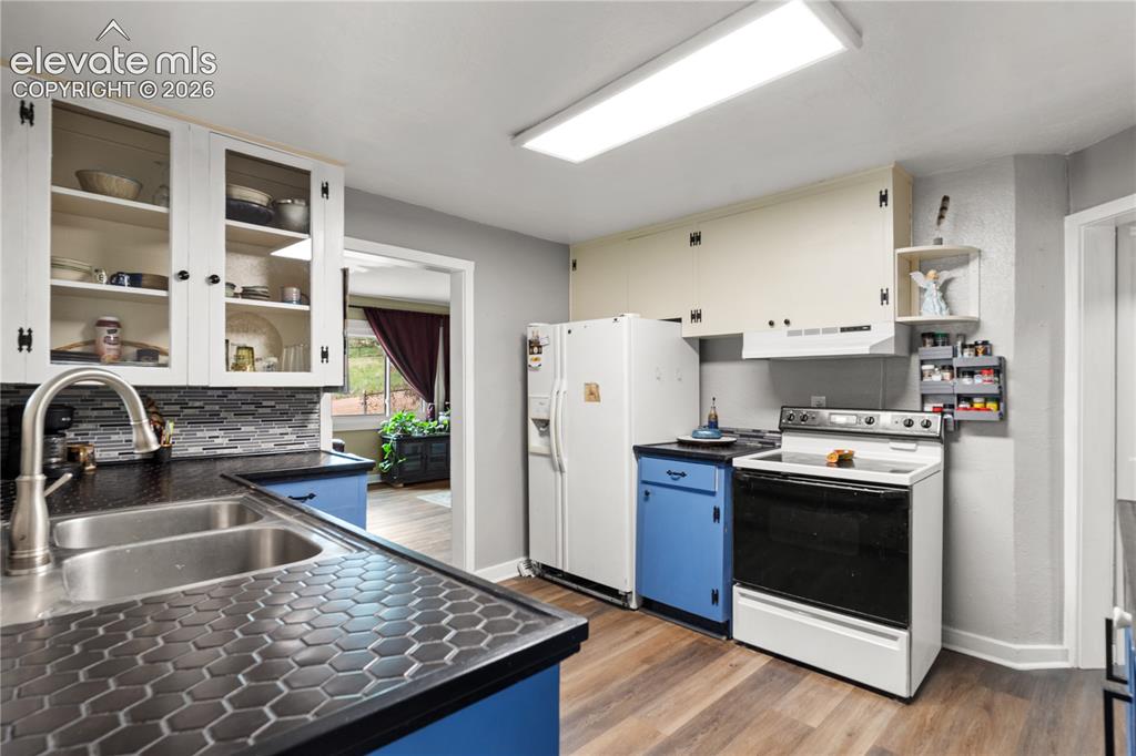 Image 2 of 30: Kitchen