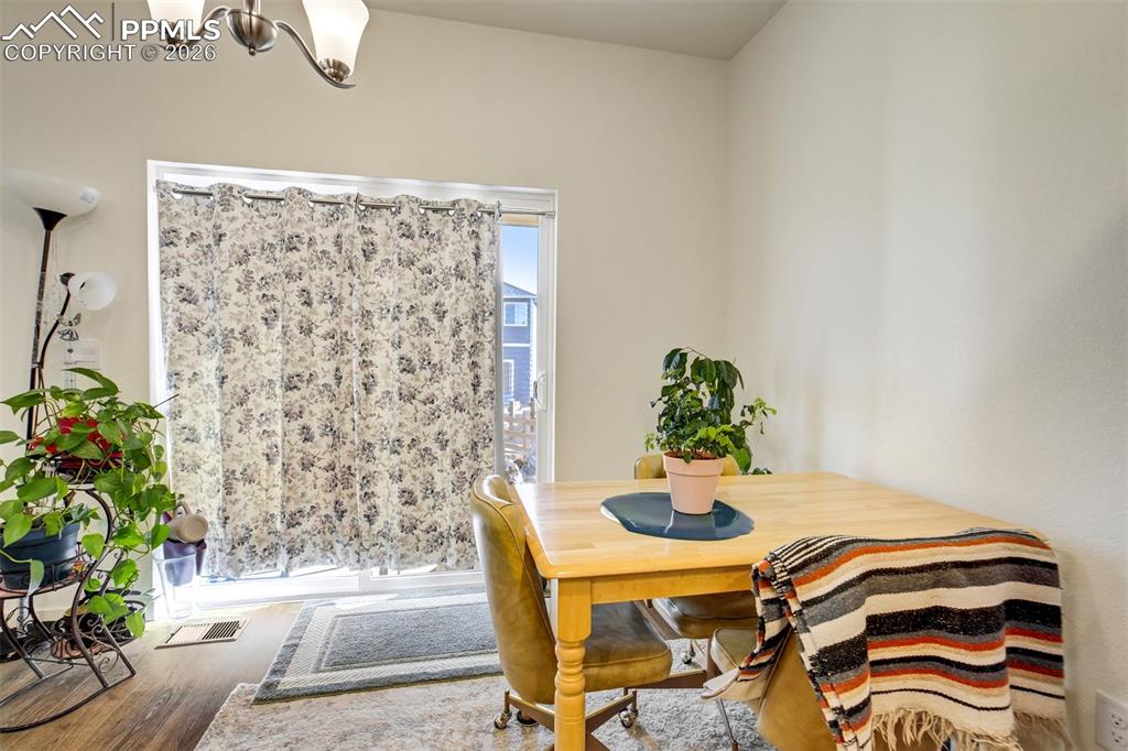 Image 16 of 48: Dining Area