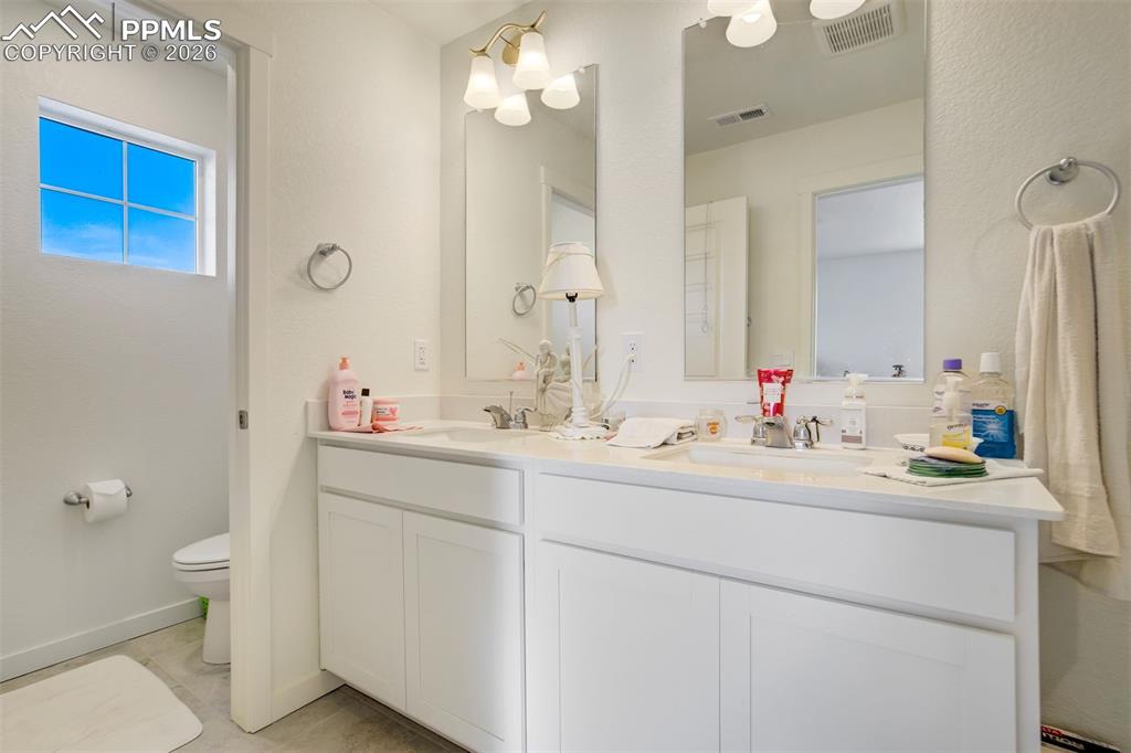 Image 21 of 48: Bathroom