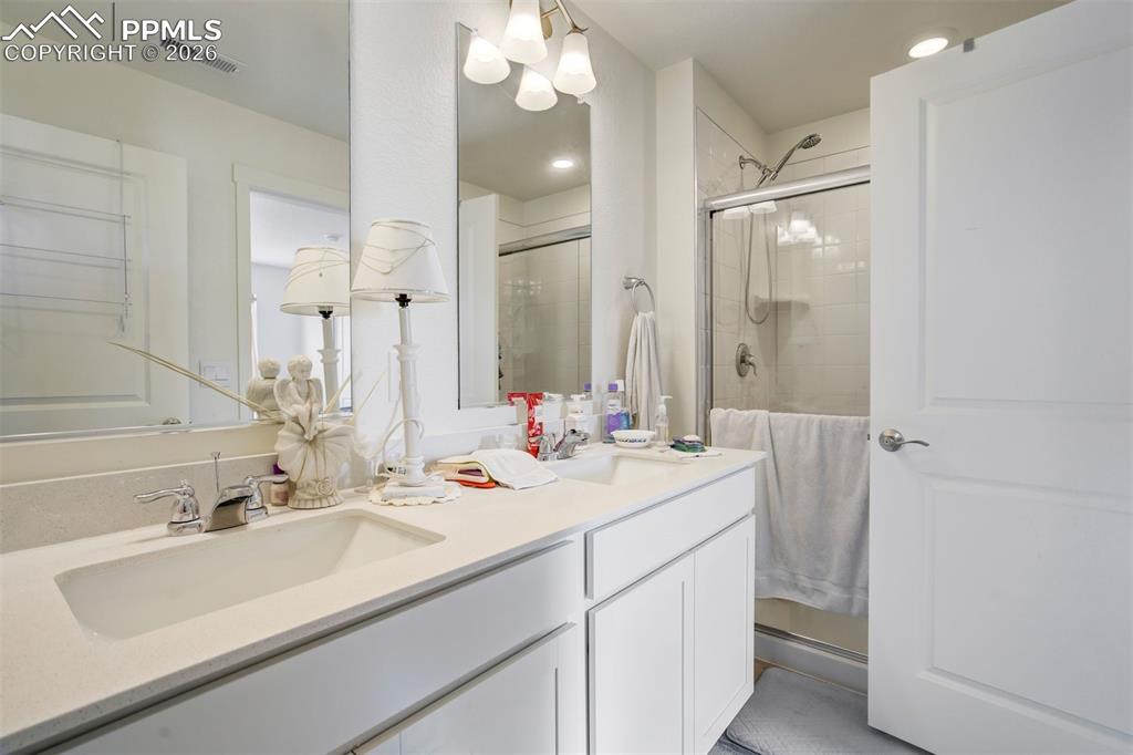 Image 22 of 48: Bathroom