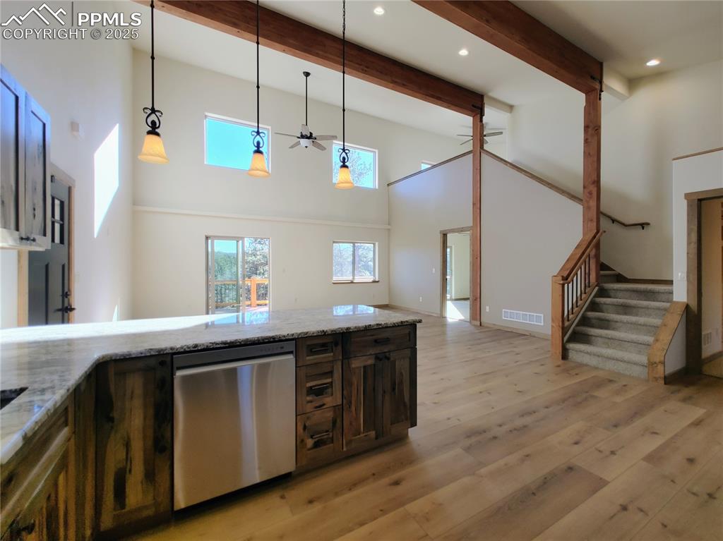 Image 10 of 40: Kitchen