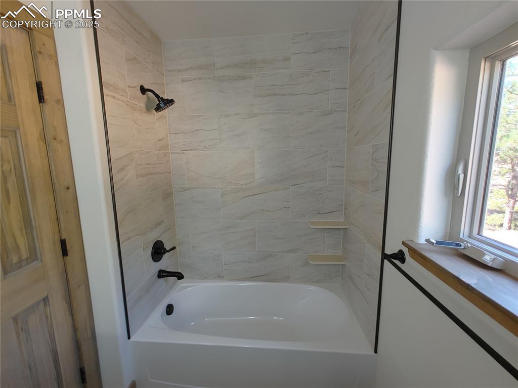 Image 23 of 40: Bathroom