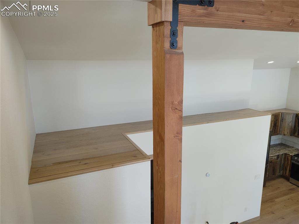 Image 26 of 40: Display shelf