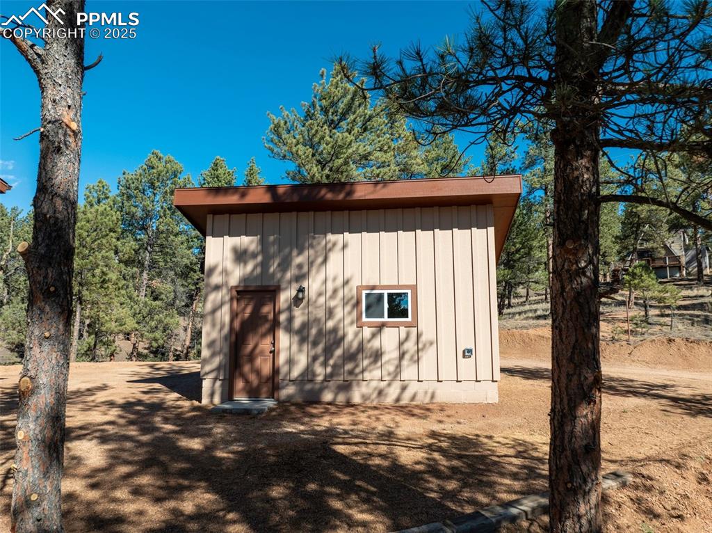 Image 37 of 40: Garage