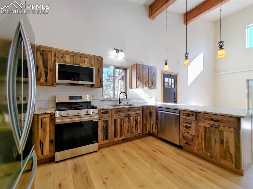 Image 8 of 40: Kitchen